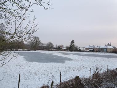 Sporen van de citadel zichtbaar in een sneeuwlandschap.