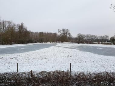 Sporen van de citadel zichtbaar in een sneeuwlandschap.